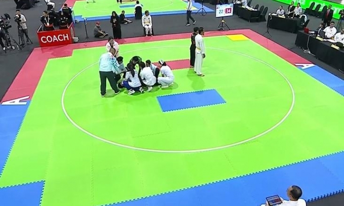 Bị đánh vào cổ nằm bất động, VĐV Việt Nam vẫn bị xử thua