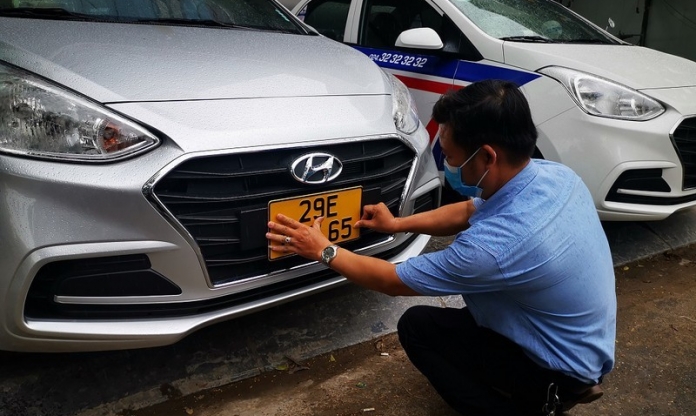 Nhận biết xe dịch vụ, taxi 'hoàn lương' một cách chính xác