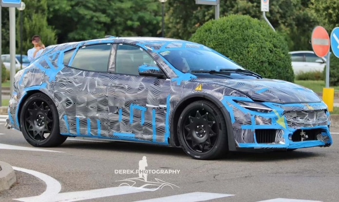 Mẫu xe điện đầu tiên của Ferrari bị bắt gặp với nhiều đường nét giống với Maserati Levante