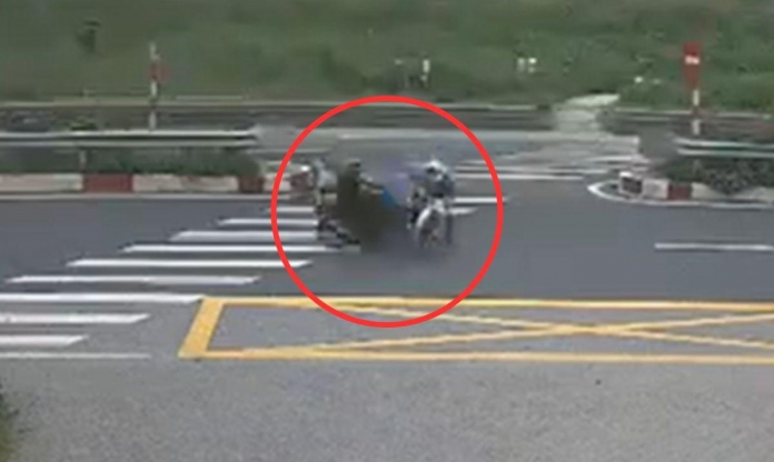 Qua đường thiếu quan sát, hai xe máy va chạm kinh hoàng trên quốc lộ 5