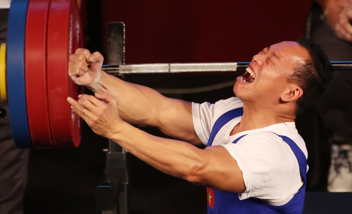 Vượt lên chấn thương, Lê Văn Công xuất sắc giành huy chương bạc cử tạ thế giới