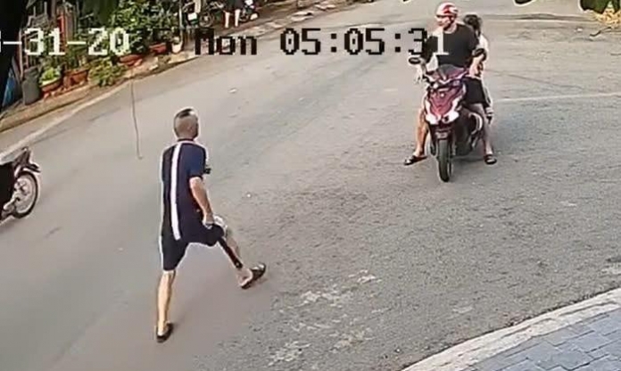 Tạm giữ tài xế ô tô dùng gậy bóng chày hành hung người đi xe máy ở Bình Dương