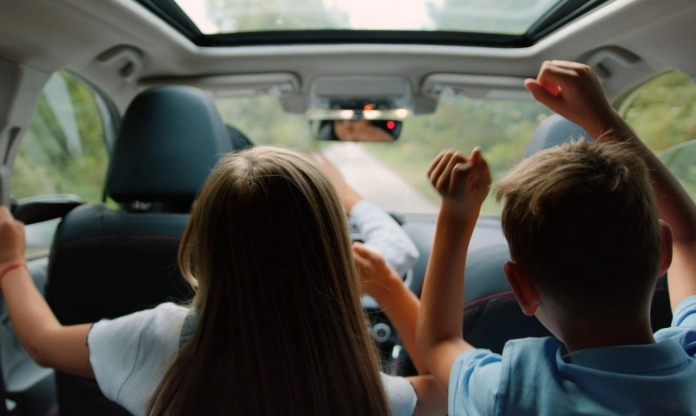 Từ 1/1/2026, trẻ dưới 10 tuổi và cao dưới 1,35m không được ngồi ghế trước ô tô