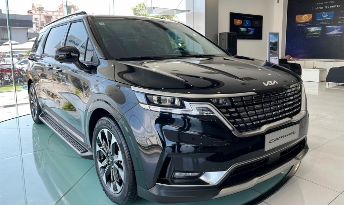 Xả hàng tồn, Kia Carnival máy xăng giảm giá tới 380 triệu đồng tại đại lý