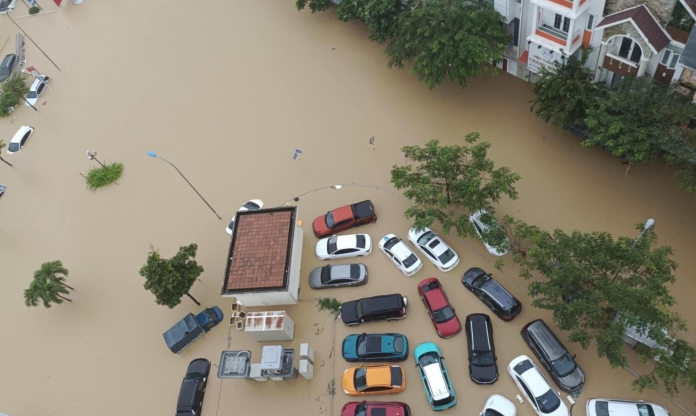 Mưa lớn nhấn chìm nhiều khu vực ở Nha Trang, hàng trăm ô tô ngập trong nước lũ