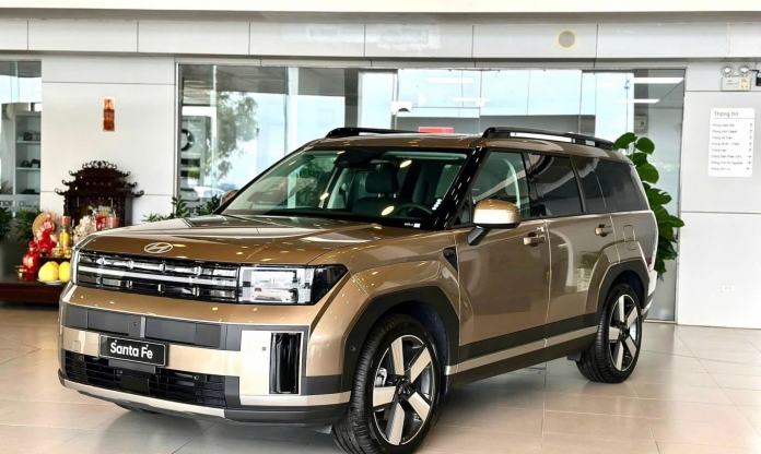 Hyundai Santa Fe được đại lý giảm giá tới 240 triệu đồng, chạm vùng giá của CUV hạng C