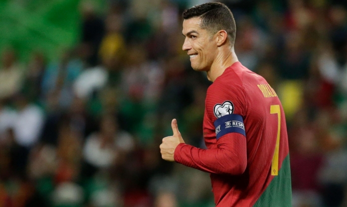 Ronaldo dạy bảo đàn em cách ghi bàn dễ như mở nắp chai