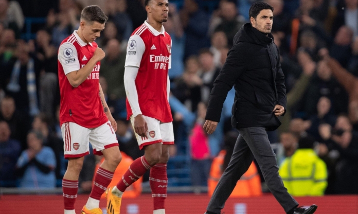 Arsenal nhận quà bất ngờ từ đối thủ sau trận thua Man City