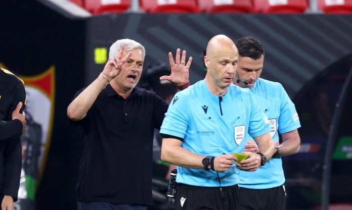 Trọng tài Anh làm Roma mất oan penalty khiến Mourinho nổi giận