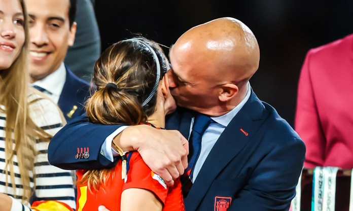 FIFA hạ lệnh, chủ tịch LĐBĐ Tây Ban Nha cưỡng hôn cầu thủ phải trả giá