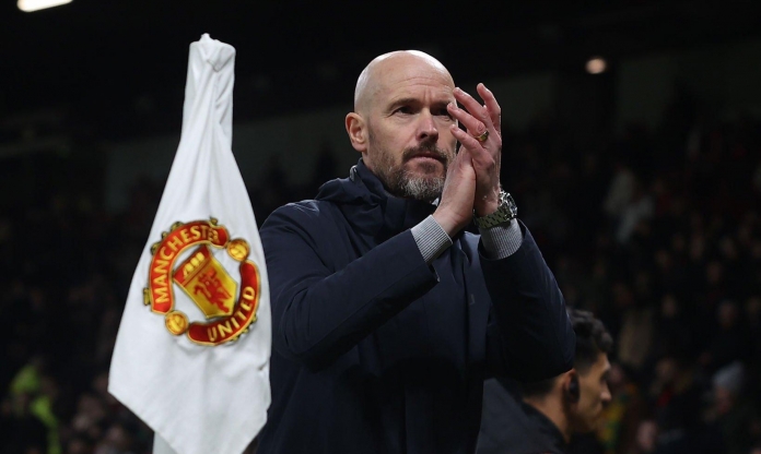 Ten Hag không ăn mừng, vừa thành HLV số 1 lịch sử MU lại bị phạt
