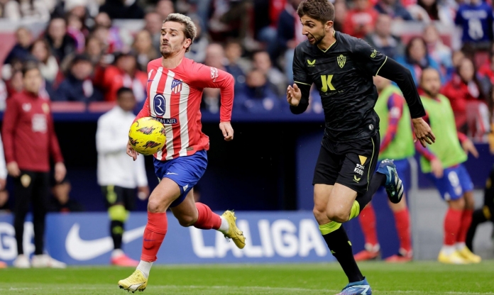 Atletico thắng nhọc đội chót bảng để vượt Barca ở La Liga