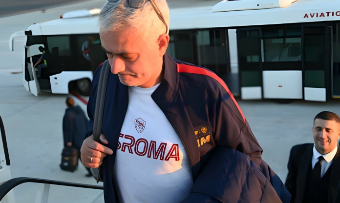 VIDEO: HLV Mourinho nghẹn ngào chia tay CĐV AS Roma