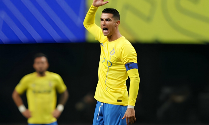 Ronaldo đáp trả fan đối địch bằng hành vi khiếm nhã