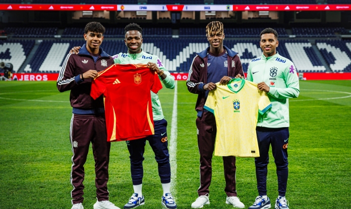 Hình ảnh ý nghĩa trước trận giao hữu giữa ĐT Tây Ban Nha với ĐT Brazil