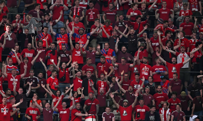 CĐV Bayern chỉ trích trọng tài đến nỗi 'văng tục'