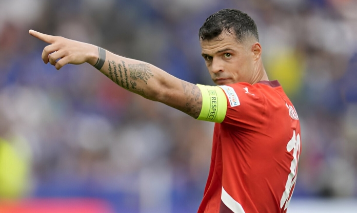 Granit Xhaka đẳng cấp, 'cân' cả tuyến giữa Italia