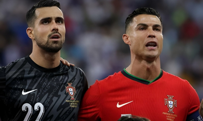 'Giải cứu' Ronaldo, thủ môn Bồ Đào Nha được tưởng thưởng xứng đáng