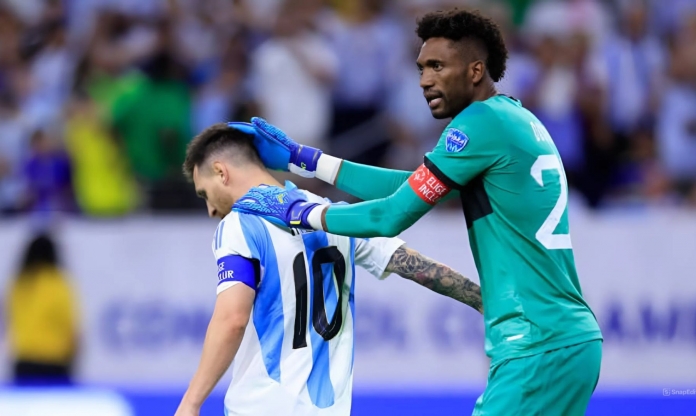 Thủ môn Ecuador điềm đạm, hết mực tôn trọng Messi
