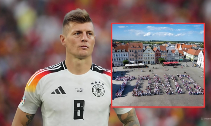 Toni Kroos được NHM quê nhà tri ân một cách đặc biệt