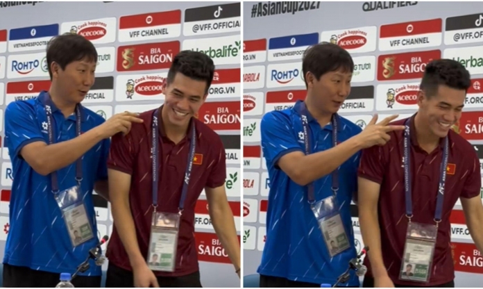 HLV Kim Sang Sik 'dọa yêu' Tiến Linh trong phòng họp báo