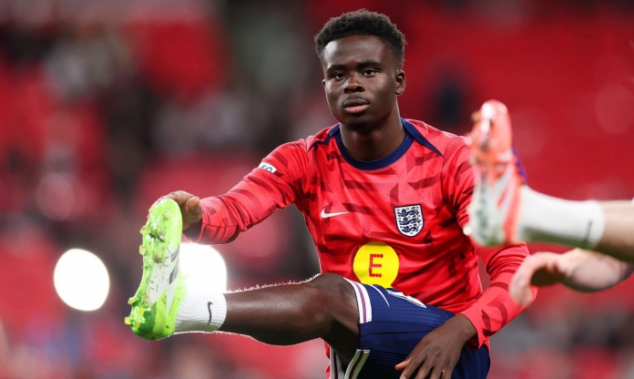 Saka đi vào lịch sử tuyển Anh