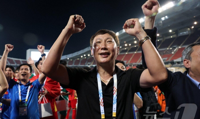 Báo Hàn Quốc dùng 2 từ ca ngợi HLV Kim Sang Sik sau khi giành HCV SEA Games