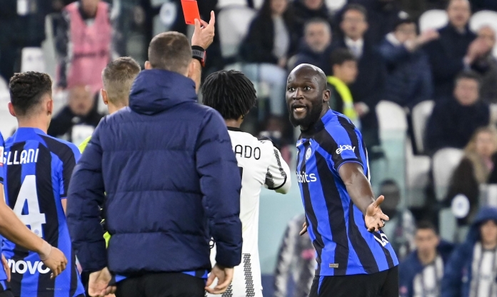 Là nạn nhân của 'vấn nạn nhức nhối' nhưng Lukaku lại bị phạt