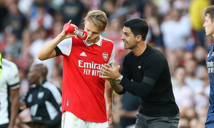 HLV Arteta và đội trưởng Arsenal đến Anfield làm chuyện ngoài chuyên môn trước đại chiến Liverpool