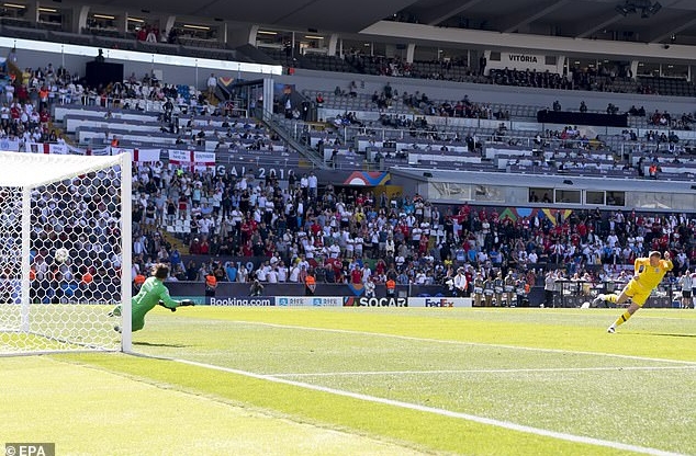 VIDEO: Cú sút penalty sấm sét của thủ môn tuyển Anh - Pickford 