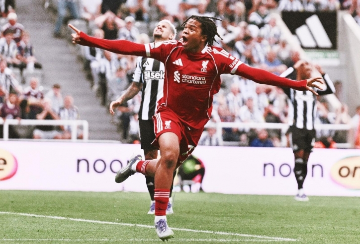 Thần đồng 16 tuổi thiết lập kỷ lục mới tại Liverpool
