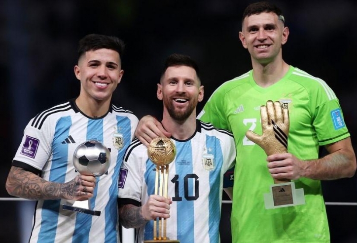Emiliano Martinez phản ứng khi không thể gia nhập MU