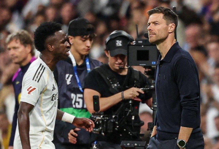 Xabi Alonso lên tiếng khi để Vinicius ngồi trên băng ghế dự bị