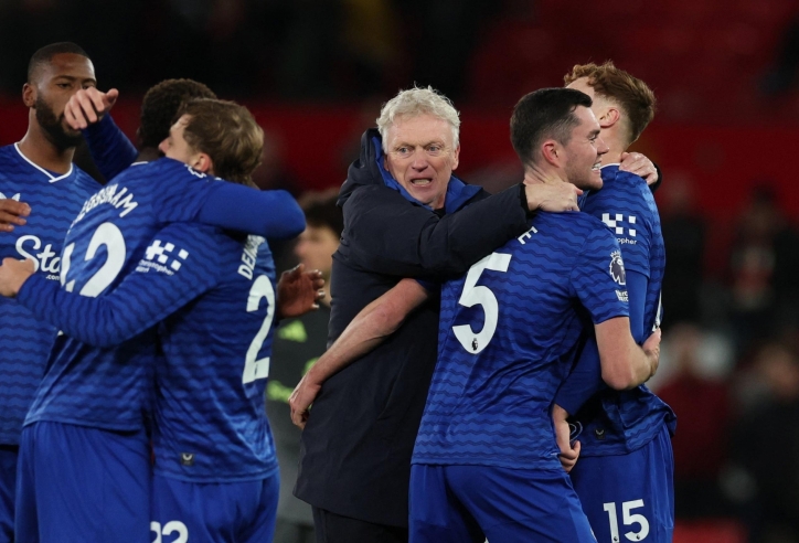 Bất ngờ: HLV Everton phấn khích khi học trò tát đồng đội