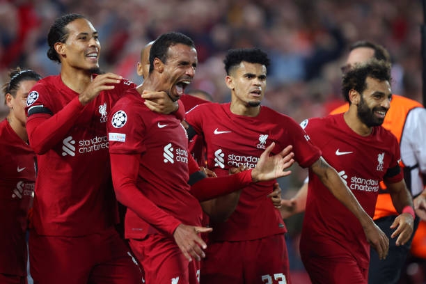 Chơi trò ‘ném đá hội nghị’, huyền thoại MU bị ‘đá tảng’ Liverpool dằn mặt theo cách không thể ‘đắng’ hơn