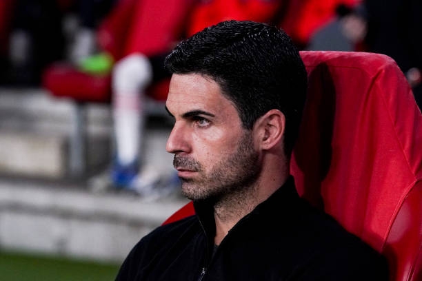 Thua thảm PSV, HLV Arsenal bất ngờ 'vạch áo cho người xem lưng'