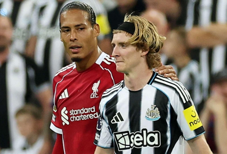 Anthony Gordon xin lỗi Virgil van Dijk