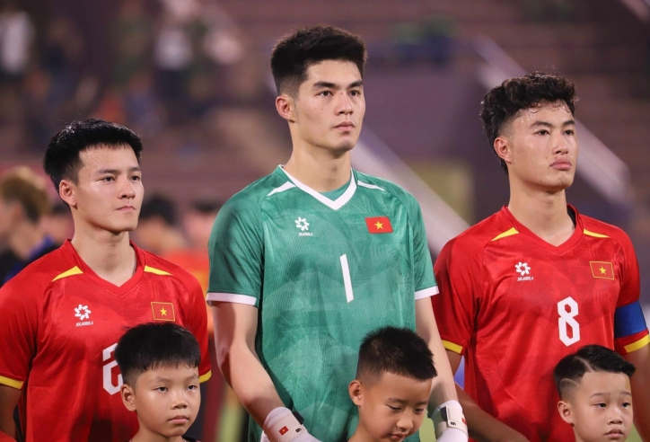 Trung Kiên sánh ngang thủ môn Hàn Quốc và Australia