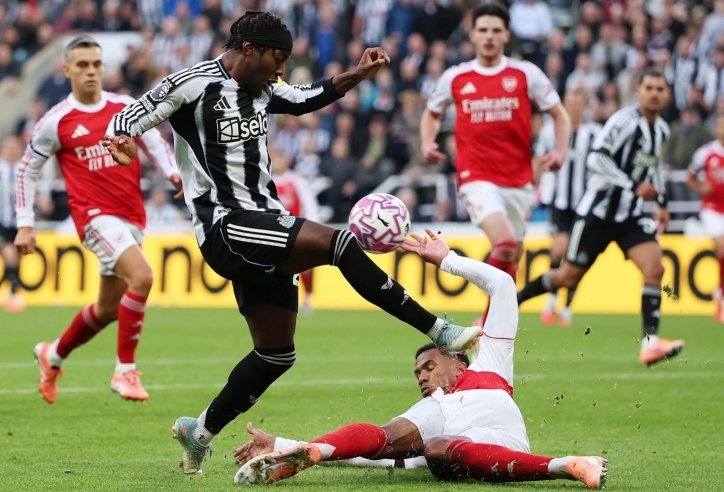 Vì sao Arsenal không bị thổi penalty?