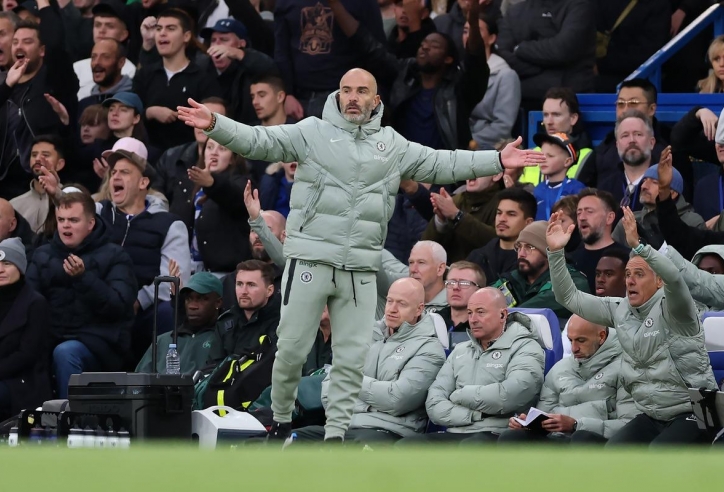 HLV Chelsea vui mừng khi nhận thẻ đỏ