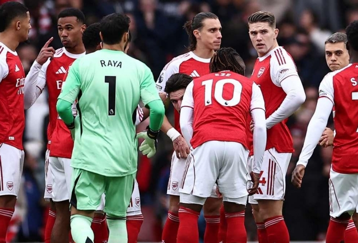 Arsenal san bằng kỷ lục khó tin của MU