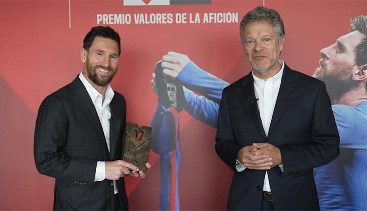 Messi xúc động khi được fan Barca tôn vinh