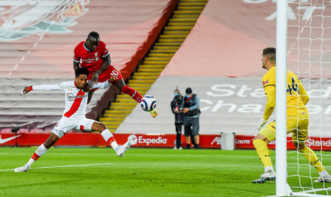 Liverpool phả hơi nóng lên cuộc đua top 4