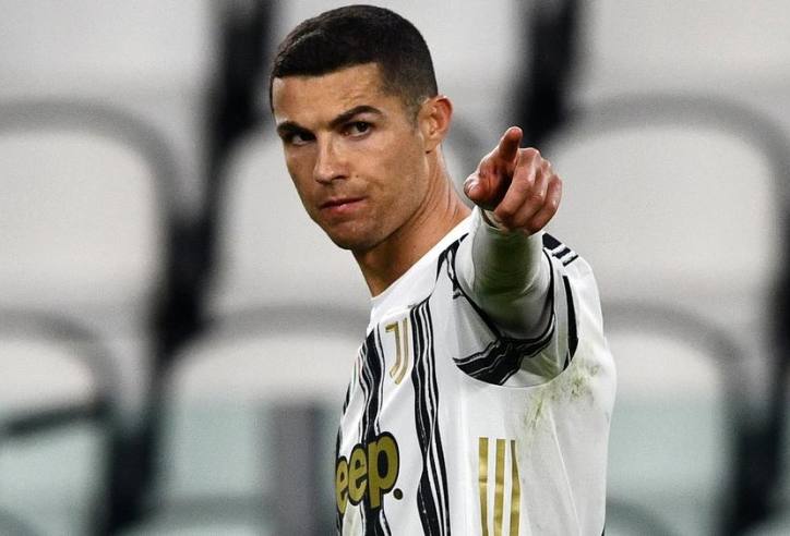 HLV trưởng lên tiếng, 'gã khổng lồ nước Anh' nổ bom tấn Ronaldo?