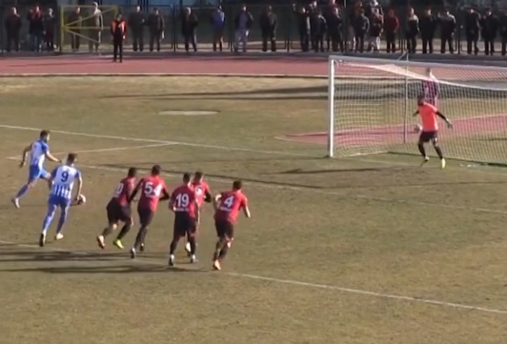 Quả penalty ảo nhất thế giới, sút 3 lần và bị đuổi thủ môn nhưng vẫn không vào