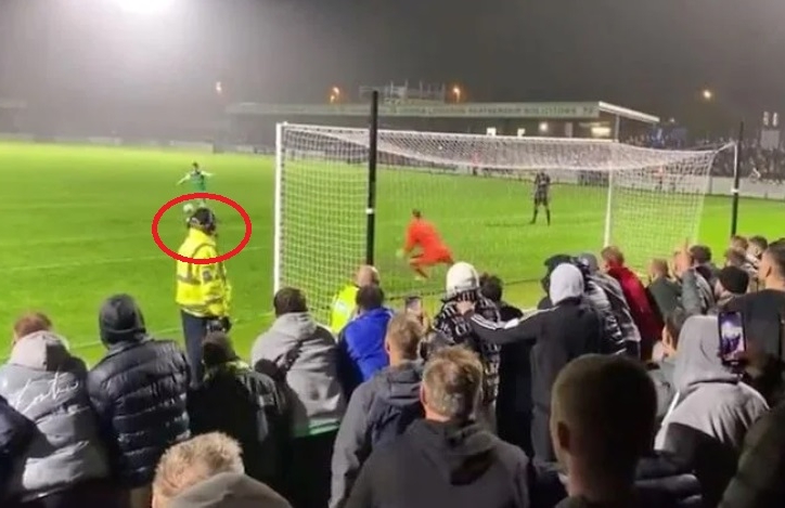 Cười 'té ghế' với quả penalty tai họa nhất thế giới