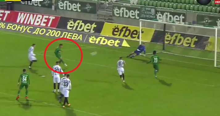 Cầu thủ chạy đà như Zaza và cú sút penalty thảm họa không tưởng