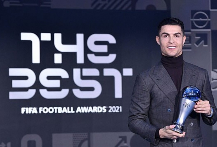 Vượt xa Messi và Lewandowski, Ronaldo đoạt 'giải thưởng đặc biệt' của FIFA