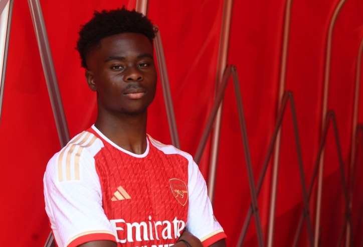 Arsenal ra mắt áo đấu: 'Bất khả chiến bại'