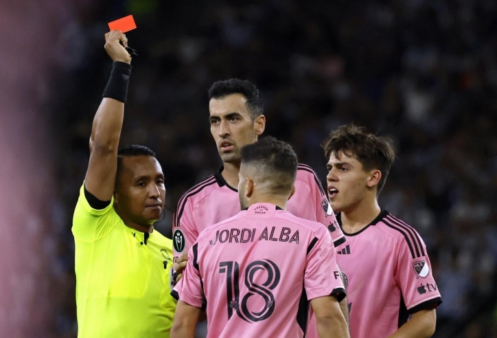 CĐV hô vang Ronaldo hướng về Messi ngày Inter Miami thua tủi hổ